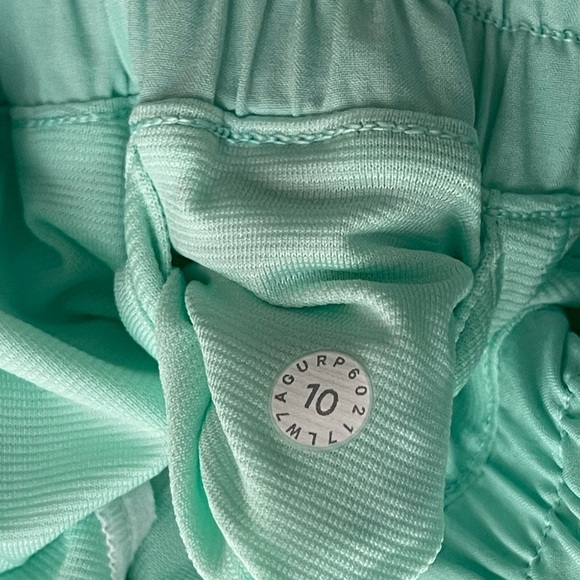 Lululemon Hotty Hot Short II (2.5") Toothpaste Blue Green 2017 W7AGUR $58 Swift - Picture 6 of 7
